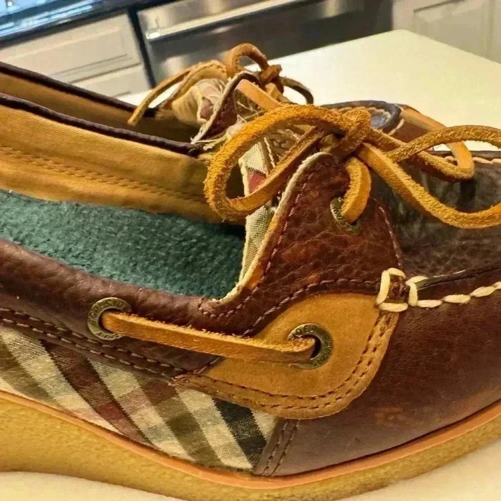 Sperry topsiders leather women’s. Wedge heel with plaid detail Sz 8.5